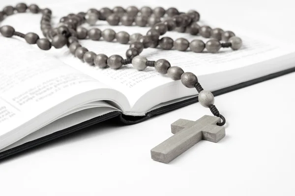 Biblia con rosario —  Fotos de Stock