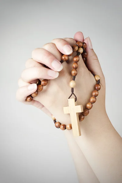 Mani con rosario — Foto Stock