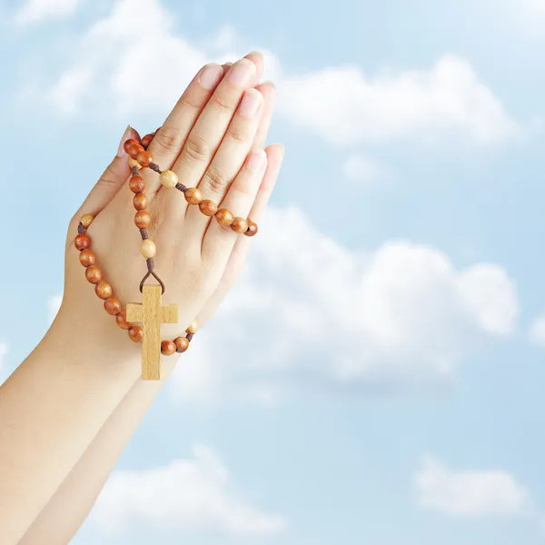 Manos en oración con un rosario —  Fotos de Stock