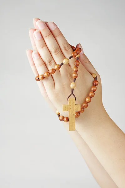 Mani in preghiera con un rosario — Foto Stock