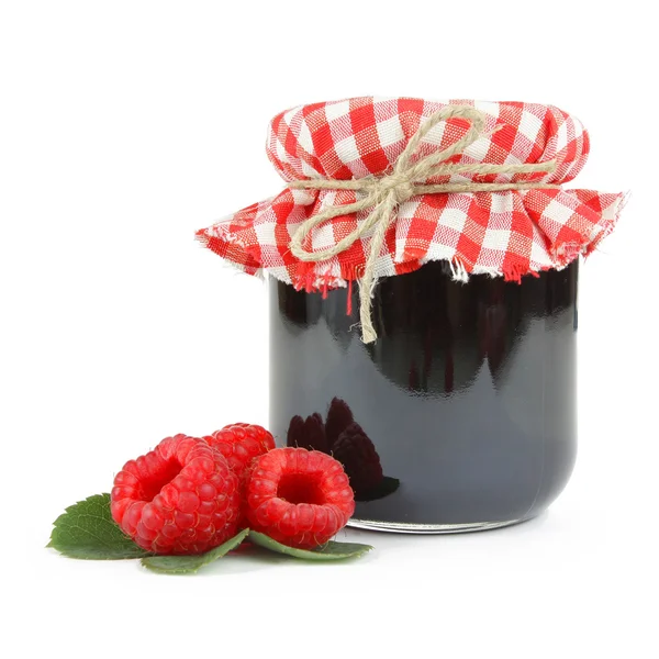 Engarrafamento em um jarro com framboesas frescas — Fotografia de Stock