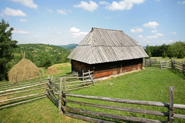 Casa tradicional serbia en ethno-village — Foto de Stock