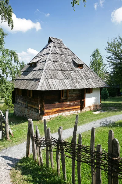 Παραδοσιακό σπίτι σερβική στο εθνο-χωριό — Φωτογραφία Αρχείου