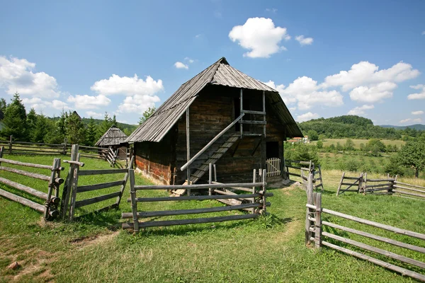 Casa tradizionale serba in etno-villaggio — Foto Stock