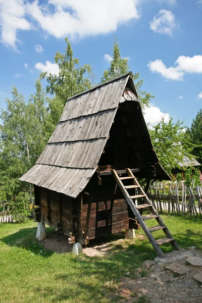 Traditionella serbiska hus i etno-by — Stockfoto