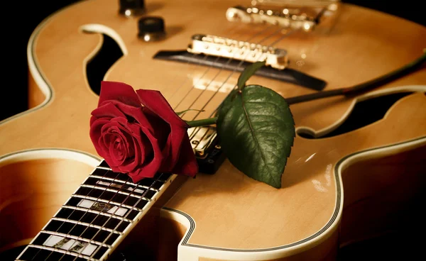 Vörös rózsa és jazz-gitáron — Stock Fotó