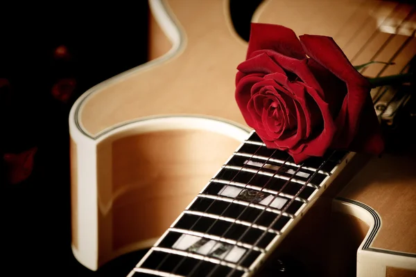 Rosa roja y guitarra jazz — Foto de Stock