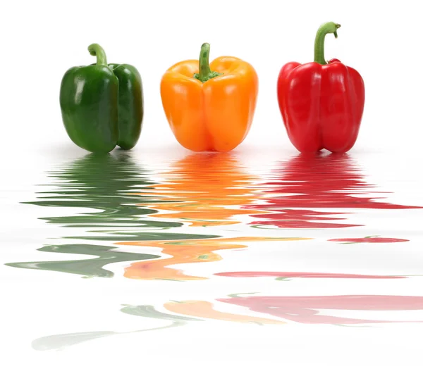 Tři papriky s vodou reflexe — Stock fotografie