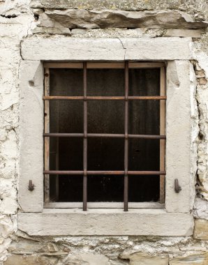 çubuklu eski pencere