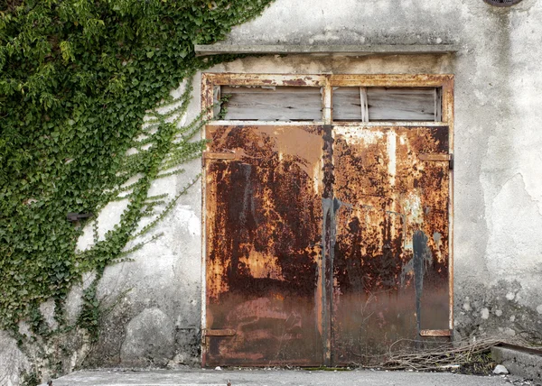 Closed rusty door — Stock Photo, Image