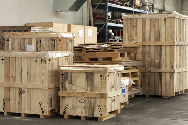 Carico in grandi scatole di legno — Foto Stock