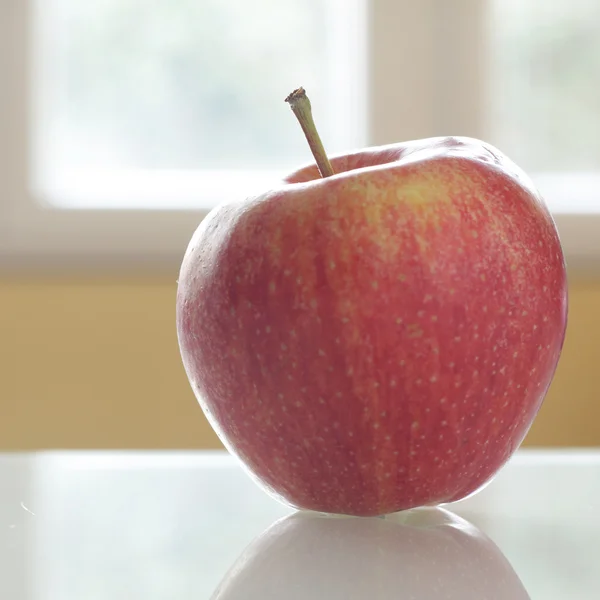 Apfel auf dem Tisch — Stockfoto