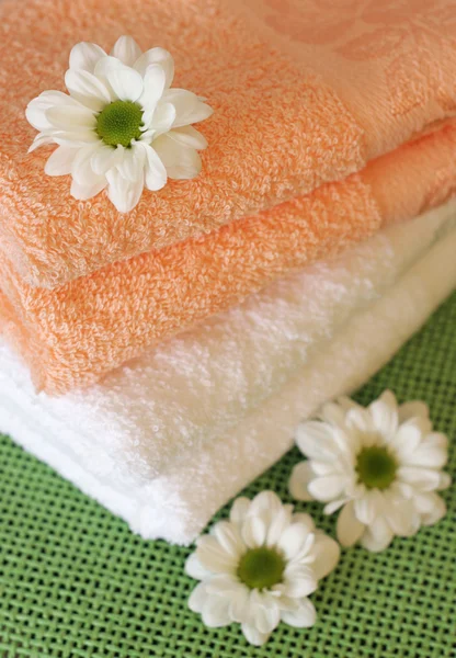 Asciugamani e fiori di margherita — Foto Stock