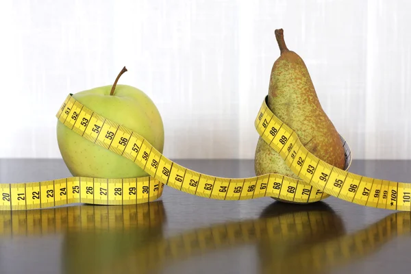 Fita métrica, maçã e pêra — Fotografia de Stock