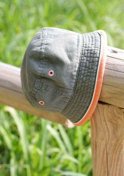 Little hat on wooden fence — Stock Photo, Image