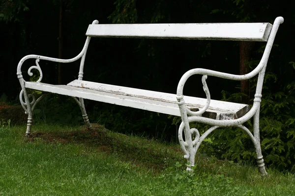 Белая скамейка — стоковое фото