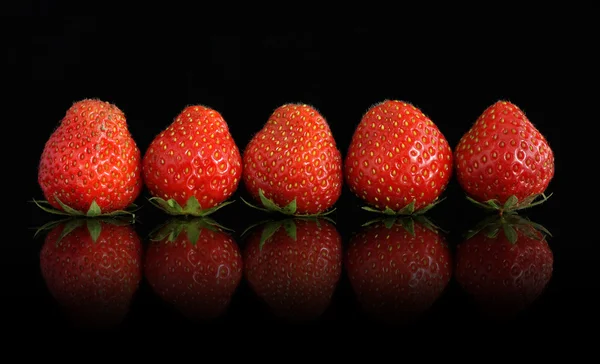 Vijf aardbeien — Stockfoto