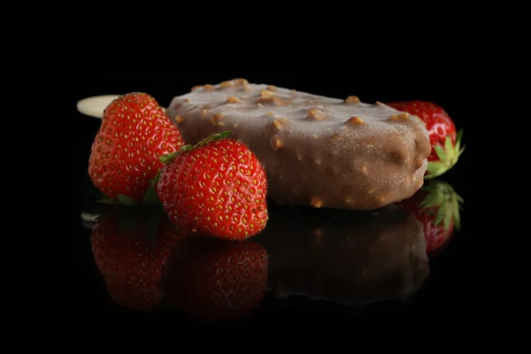 Schokoladeneis und Erdbeeren — Stockfoto