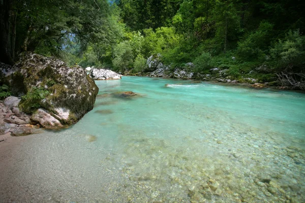 Schöner smaragdgrüner Fluss so — Stockfoto