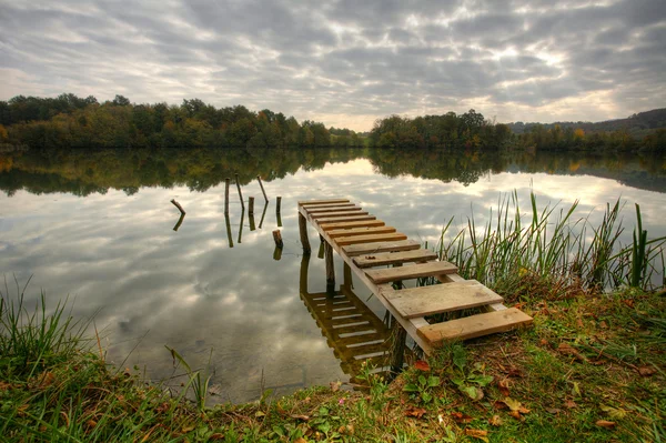 Landspace photo of still lake — Stock Photo, Image