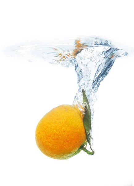Fruits mandarines dans l'eau — Photo