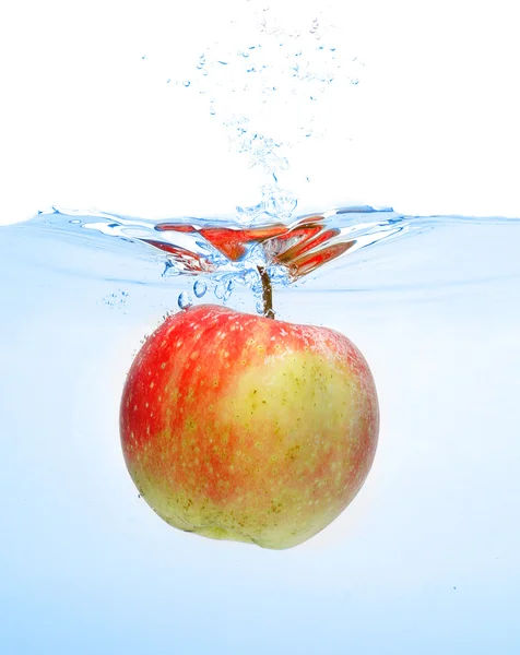 Äpple i vatten — Stockfoto