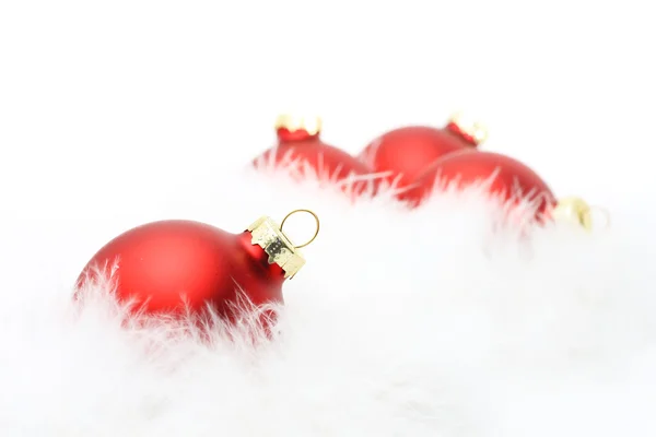 Rode kerstballen in white feather — Stockfoto