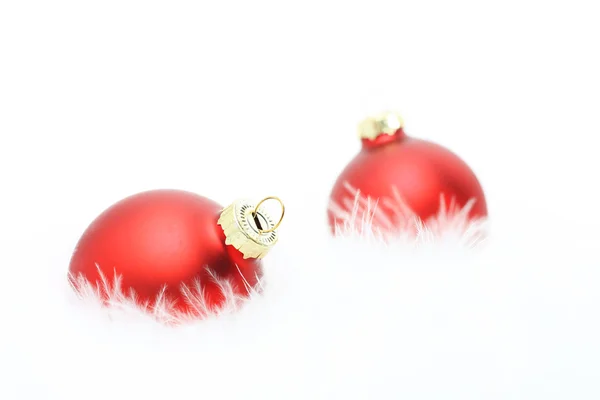 Twee rode kerstballen in white feather — Stockfoto