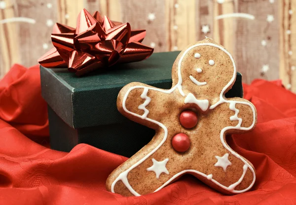 Boże Narodzenie obecny i brązowy ciasteczko — Zdjęcie stockowe