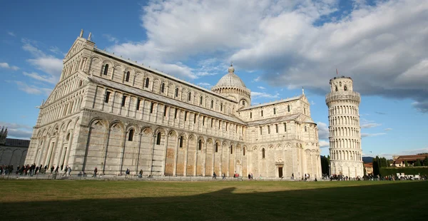 Piazza dei Miracoli ใน Pisa, อิตาลี — ภาพถ่ายสต็อก