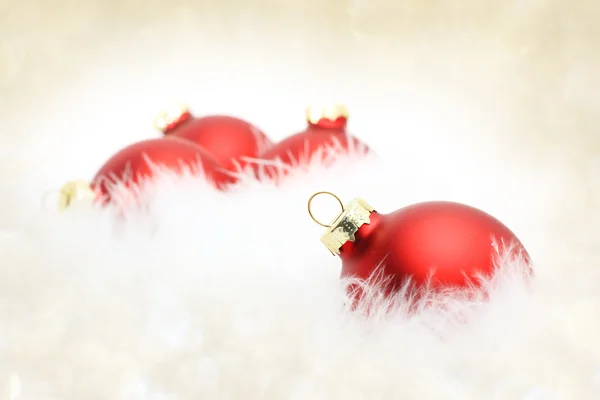 Rode kerstballen in white feather — Stockfoto