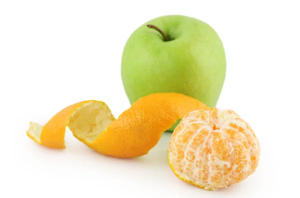 Geschälte Mandarine und grüner Apfel — Stockfoto