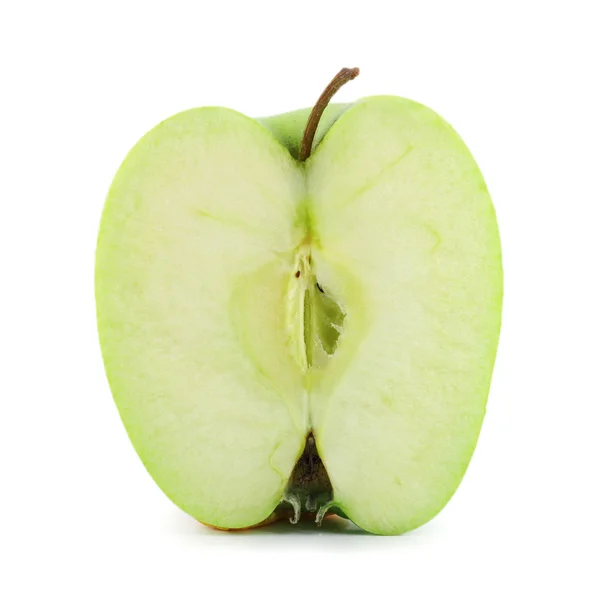 Hälften av ett grönt äpple — Stockfoto
