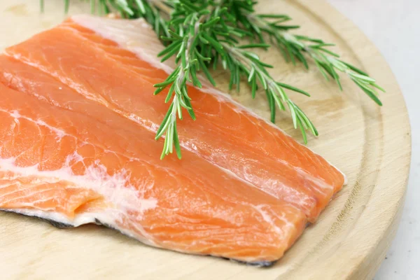 Bistecca di salmone con rosmarino — Foto Stock