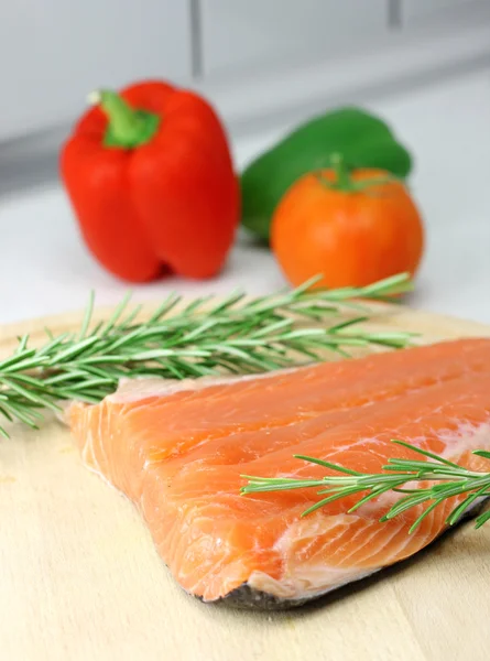 Filete de salmón y verduras frescas —  Fotos de Stock
