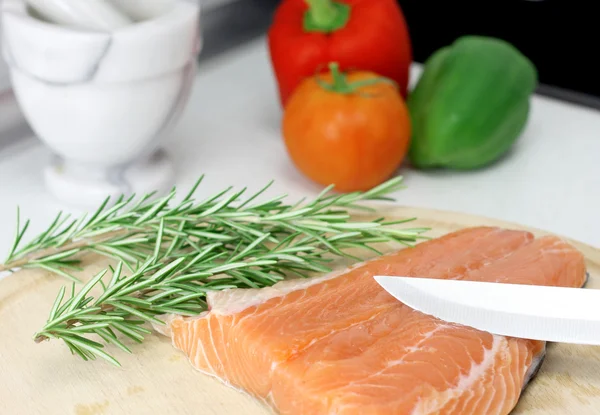 Salmon steak and fresh vegetables — Stock Photo, Image