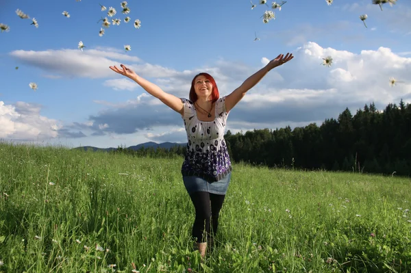 Woman throwing daisies — Stock Photo, Image