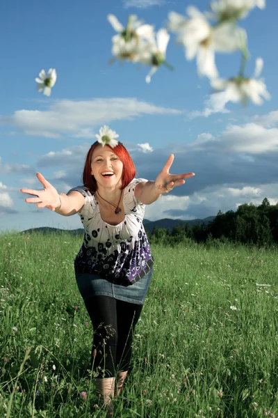 Woman throwing daisies — Stock Photo, Image