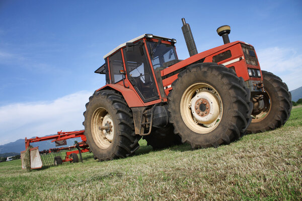 Трактор на поле
