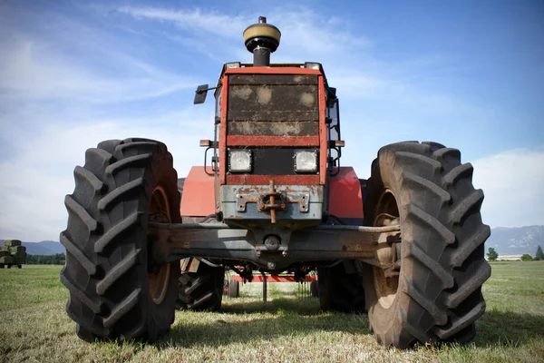 Traktor auf Feld — Stockfoto
