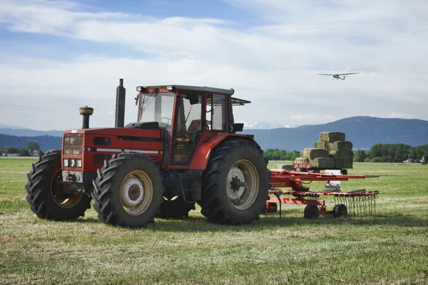 Traktor på fältet — Stockfoto