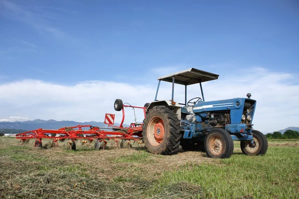 Traktor auf Feld — Stockfoto