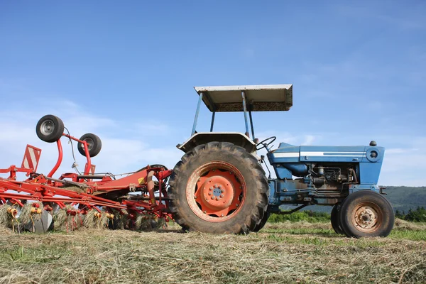Tractor en el campo — Foto de Stock