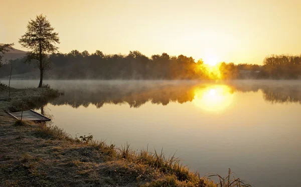 Lac brumeux tôt le matin — Photo