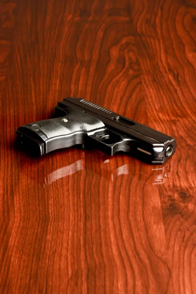 Handgun hout oppervlak — Stockfoto
