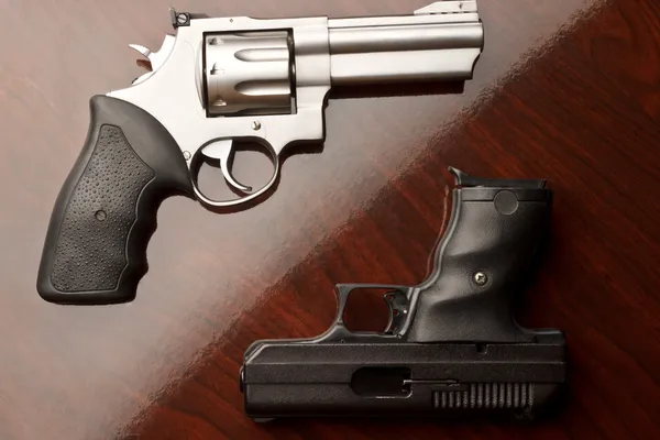 Revolver vs pistole — Stock fotografie