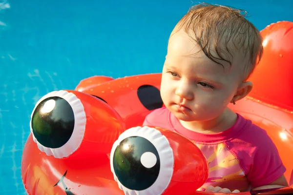 婴儿 floatee 有趣的表情 — 图库照片