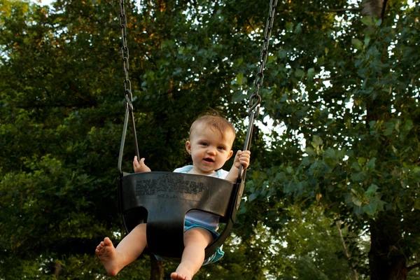 Baby mitten av swing — Stockfoto