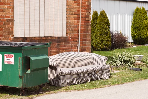 Dumpster Couch — Stock Photo, Image