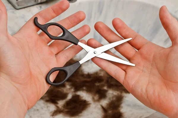 Nożyczki fryzjerskie w ręce umywalka — Zdjęcie stockowe